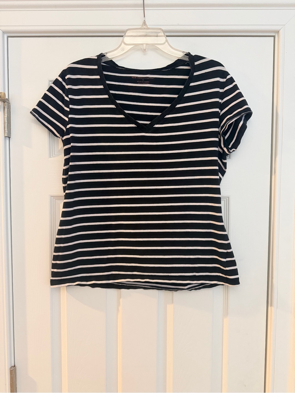 Women's Size XL "New York & Company" Black and White Striped V-Neck Tee GUC